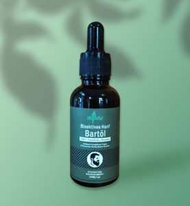 30ml Flasche Bartöl mit Hanf - Auf grünem Hintergrund und floralem Schatten